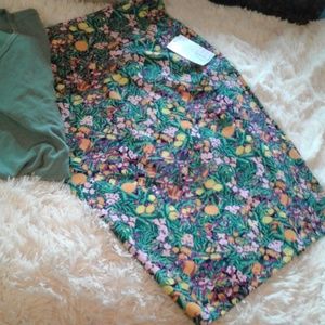 LuLaRoe Skirts - 💚🌻GORGEOUS FLOWERY CASSIE PENCIL SKIRT🌻💚 LuLaRoe Skirts - 💚🌻GORGEOUS FLOWERY CASSIE PENCIL SKIRT🌻💚